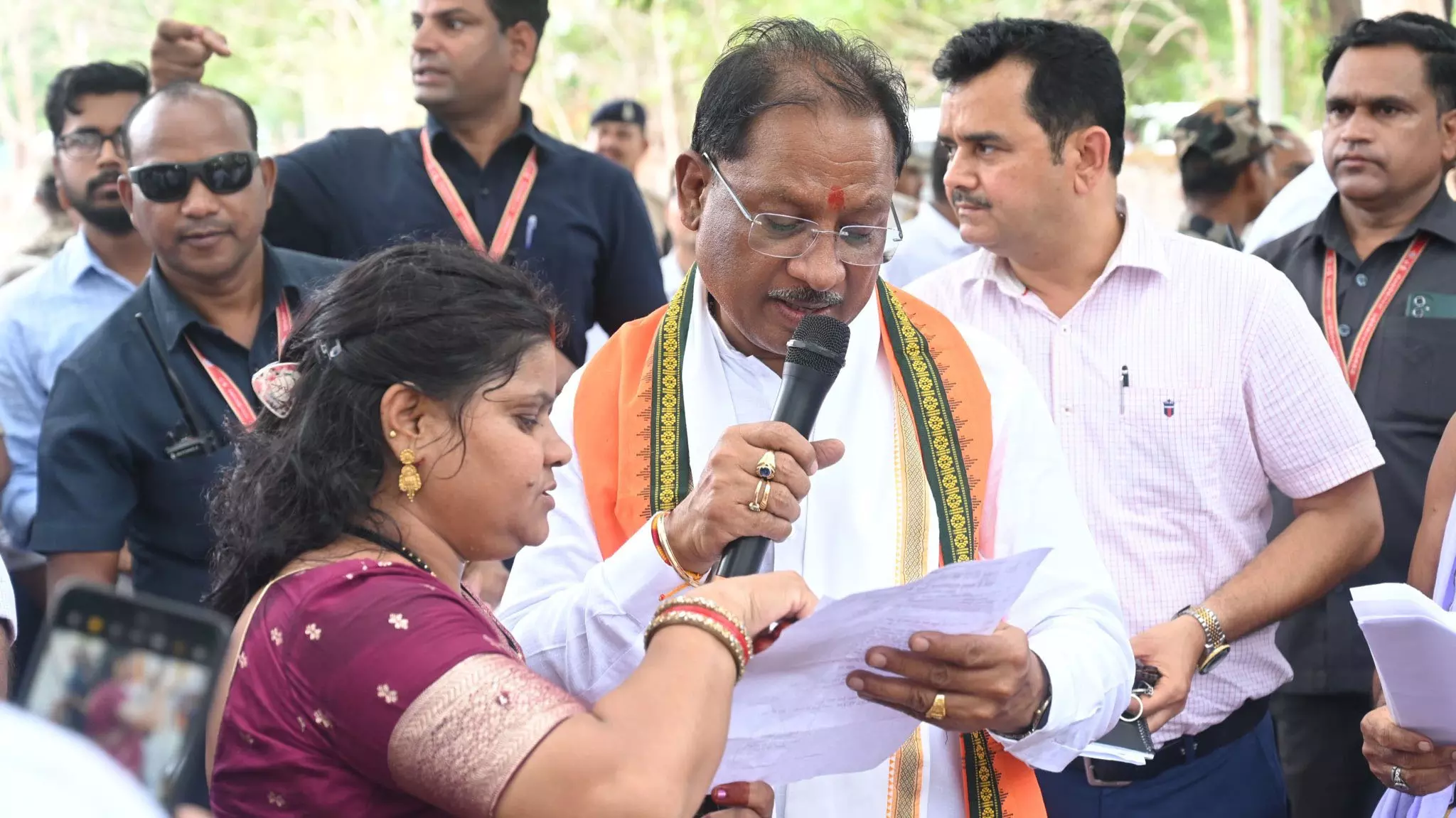 कनकबीरा में CM साय ने जनता की समस्याओं को सुना कनकबीरा में CM साय ने जनता की समस्याओं को सुना