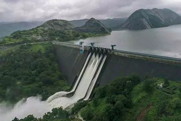 Idukki कलेक्टर ने बांध के स्लुइस गेट खोलने के लिए दिशा-निर्देश जारी किए Idukki कलेक्टर ने बांध के स्लुइस गेट खोलने के लिए दिशा-निर्देश जारी किए