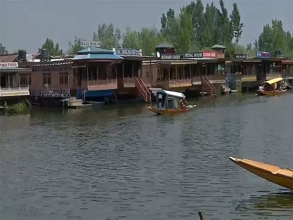 कश्मीर घाटी में बेमौसम गर्मी का प्रकोप, तापमान में उछाल, लोगों से एहतियात बरतने की अपील कश्मीर घाटी में बेमौसम गर्मी का प्रकोप, तापमान में उछाल, लोगों से एहतियात बरतने की अपील