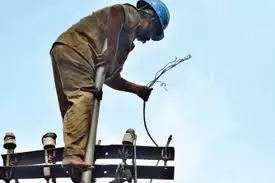 Kerala में 30 लाख लोगों को बिजली नहीं मिली, केएसईबी को बिजली आपूर्ति बहाल करने में मुश्किल Kerala में 30 लाख लोगों को बिजली नहीं मिली, केएसईबी को बिजली आपूर्ति बहाल करने में मुश्किल