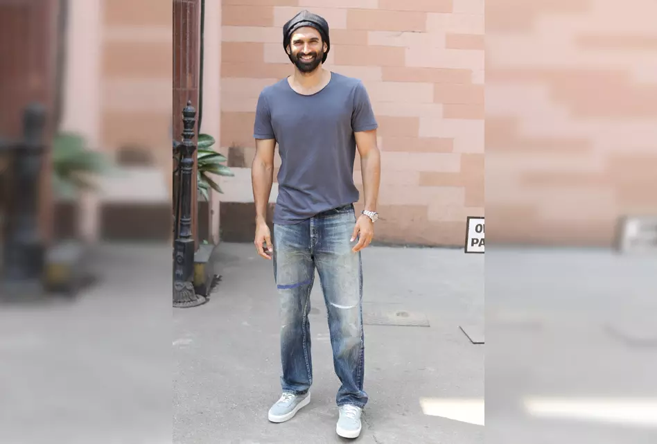 आदित्य रॉय कपूर के घर में घुसी अनजान महिला, की एक्टर के पास जाने की कोशिश आदित्य रॉय कपूर के घर में घुसी अनजान महिला, की एक्टर के पास जाने की कोशिश