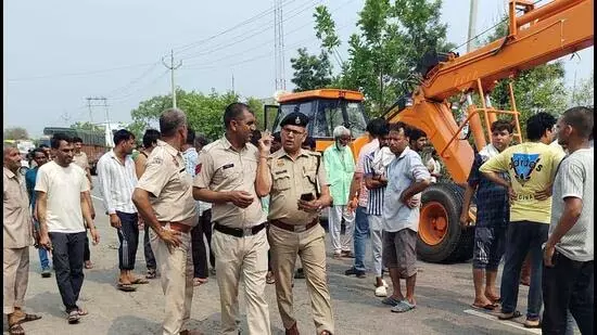 Sohna: फोन पर बात करते हुए क्रेन ड्राइवर ने लड़की को रौंदा Sohna: फोन पर बात करते हुए क्रेन ड्राइवर ने लड़की को रौंदा