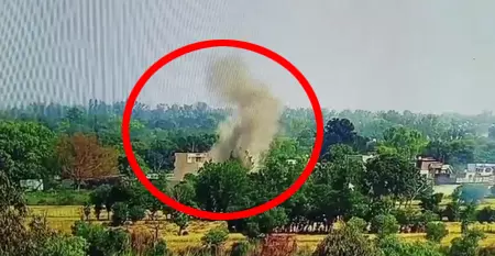 पाकिस्तान स्थित कैंप और लॉन्चिंग पैड पर कहर बनकर टूटी भारतीय सेना, बीएसएफ ने जारी किया ‘ऑपरेशन सिंदूर’ का नया वीडियो पाकिस्तान स्थित कैंप और लॉन्चिंग पैड पर कहर बनकर टूटी भारतीय सेना, बीएसएफ ने जारी किया ‘ऑपरेशन सिंदूर’ का नया वीडियो