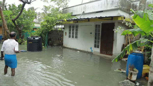 Kerala में जलस्तर बढ़ रहा है; बाढ़ की चेतावनी जारी Kerala में जलस्तर बढ़ रहा है; बाढ़ की चेतावनी जारी