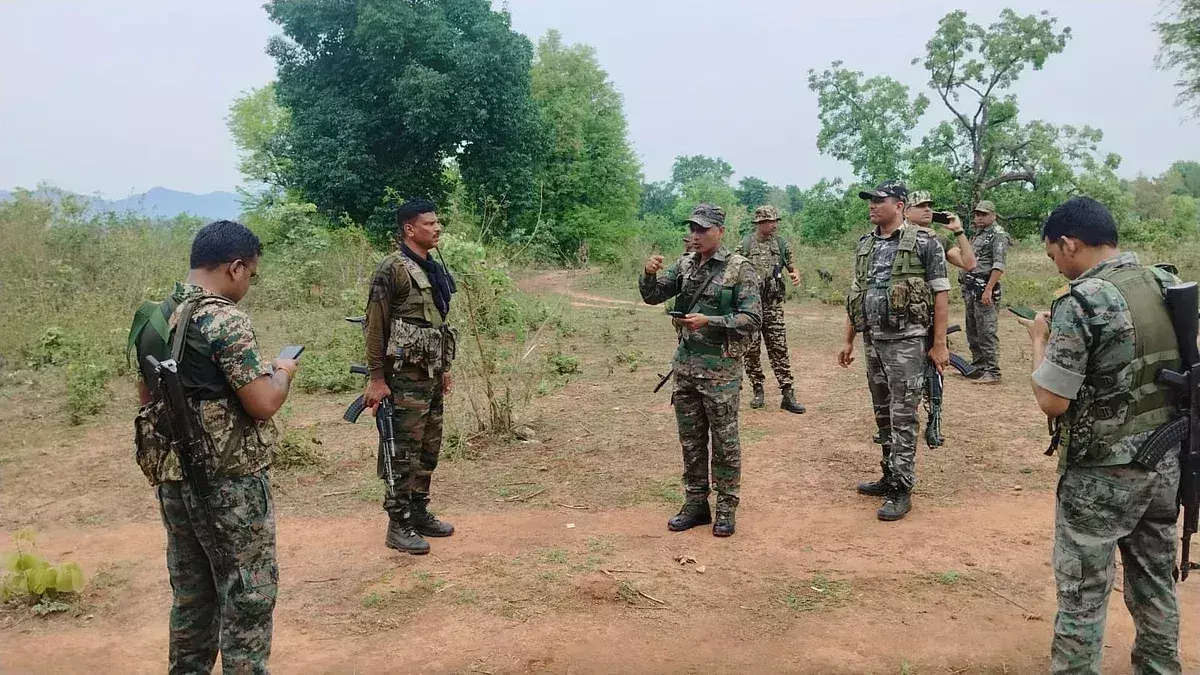 Palamu: मुठभेड़ में माओवादी कमांडर की मौत, ऑपरेशन जारी Palamu: मुठभेड़ में माओवादी कमांडर की मौत, ऑपरेशन जारी