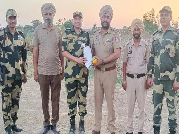 BSF ने पंजाब सीमा से ड्रोन और तीन पैकेट हेरोइन बरामद की BSF ने पंजाब सीमा से ड्रोन और तीन पैकेट हेरोइन बरामद की