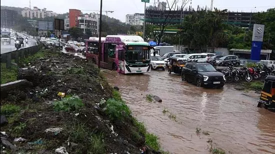 Pune में भारी बारिश के कारण रेल सेवा में रुकावट Pune में भारी बारिश के कारण रेल सेवा में रुकावट