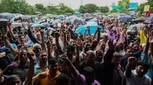 Telangana: स्ट्रीट वेंडर्स ने पुलिस उत्पीड़न का विरोध किया Telangana: स्ट्रीट वेंडर्स ने पुलिस उत्पीड़न का विरोध किया