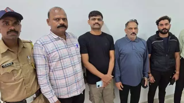 Pune: वैष्णवी केस में पूर्व मंत्री के बेटे समेत 5 गिरफ्तार Pune: वैष्णवी केस में पूर्व मंत्री के बेटे समेत 5 गिरफ्तार