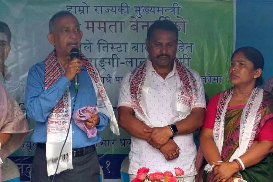 Siliguri के मेयर गौतम देब ने तीस्ता नदी के कटाव से प्रभावित परिवारों की नई बस्ती का दौरा किया Siliguri के मेयर गौतम देब ने तीस्ता नदी के कटाव से प्रभावित परिवारों की नई बस्ती का दौरा किया