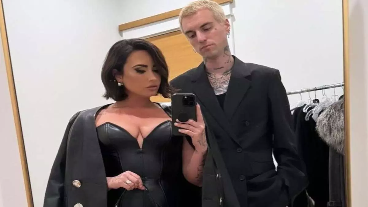 Demi Lovato ने वर्षों के संघर्ष को पीछे छोड़ते हुए जॉर्डन जूट्स ल्यूट्स से शादी की, उनकी निजी शादी के अंदर की तस्वीरें Demi Lovato ने वर्षों के संघर्ष को पीछे छोड़ते हुए जॉर्डन जूट्स ल्यूट्स से शादी की, उनकी निजी शादी के अंदर की तस्वीरें