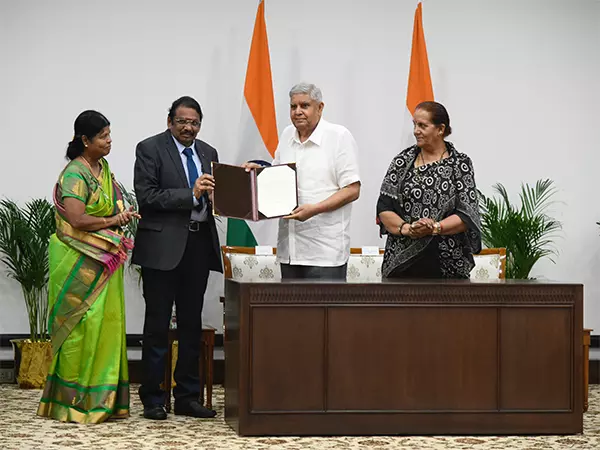 उपराष्ट्रपति धनखड़ ने नेत्र रोग विशेषज्ञ एमएल राजा को डॉ. एस राधाकृष्णन चेयर के लिए नामित किया उपराष्ट्रपति धनखड़ ने नेत्र रोग विशेषज्ञ एमएल राजा को डॉ. एस राधाकृष्णन चेयर के लिए नामित किया