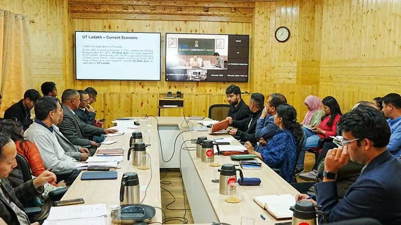 Ladakh के मुख्य सचिव ने राज्य के कानूनों को अपराधमुक्त करने की समीक्षा की Ladakh के मुख्य सचिव ने राज्य के कानूनों को अपराधमुक्त करने की समीक्षा की