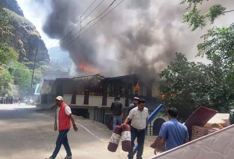 Hatkoti में तीन मंजिला मकान जलकर राख, किसी के हताहत होने की खबर नहीं Hatkoti में तीन मंजिला मकान जलकर राख, किसी के हताहत होने की खबर नहीं