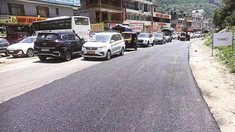 सुरक्षा और संपर्क बढ़ाने के लिए कुल्लू-मनाली NH-03 पर पुनर्निर्माण कार्य जारी सुरक्षा और संपर्क बढ़ाने के लिए कुल्लू-मनाली NH-03 पर पुनर्निर्माण कार्य जारी