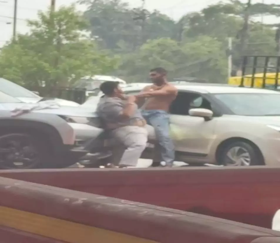 Raipur Breaking: देवेंद्र नगर ब्रिज में युवकों के बीच मारपीट, देखें VIDEO... Raipur Breaking: देवेंद्र नगर ब्रिज में युवकों के बीच मारपीट, देखें VIDEO...