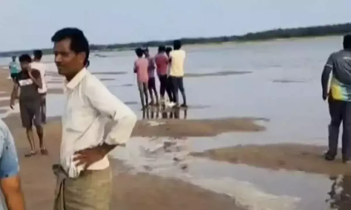 Andhra: गोदावरी नदी में लापता युवक की तलाश जारी Andhra: गोदावरी नदी में लापता युवक की तलाश जारी