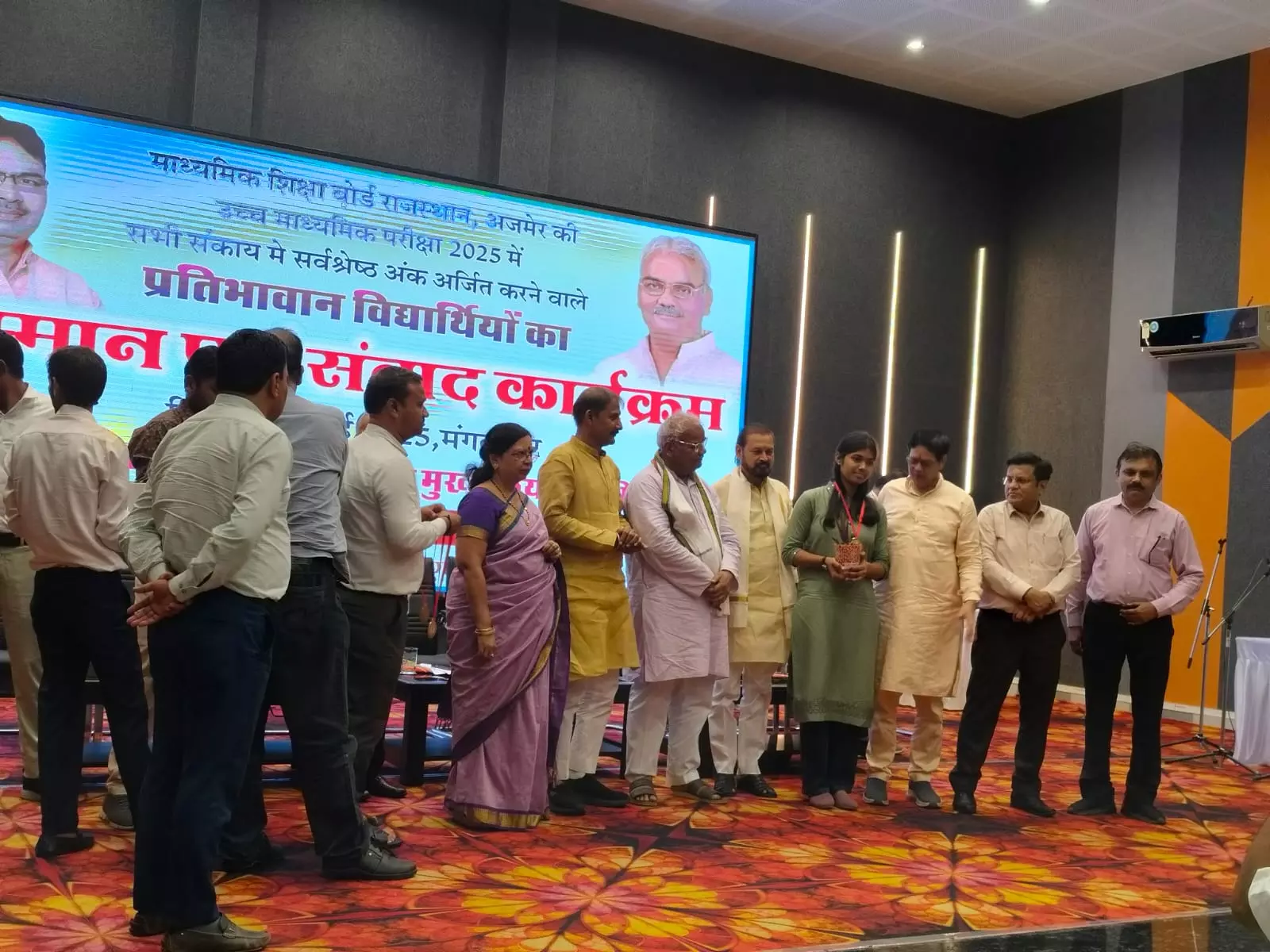 Jaipur: 12वीं कक्षा में 93 प्रतिशत से अधिक अंक लाने वाले विद्यार्थियों का सम्मान समारोह Jaipur: 12वीं कक्षा में 93 प्रतिशत से अधिक अंक लाने वाले विद्यार्थियों का सम्मान समारोह