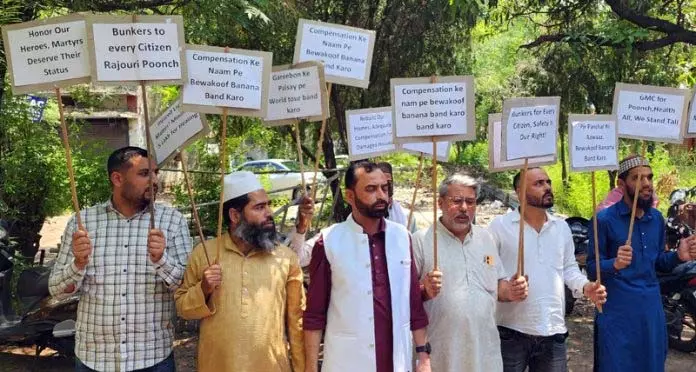 पीपी कार्यकर्ताओं ने विरोध प्रदर्शन किया, पाक गोलाबारी पीड़ितों के लिए पर्याप्त राहत की मांग की पीपी कार्यकर्ताओं ने विरोध प्रदर्शन किया, पाक गोलाबारी पीड़ितों के लिए पर्याप्त राहत की मांग की