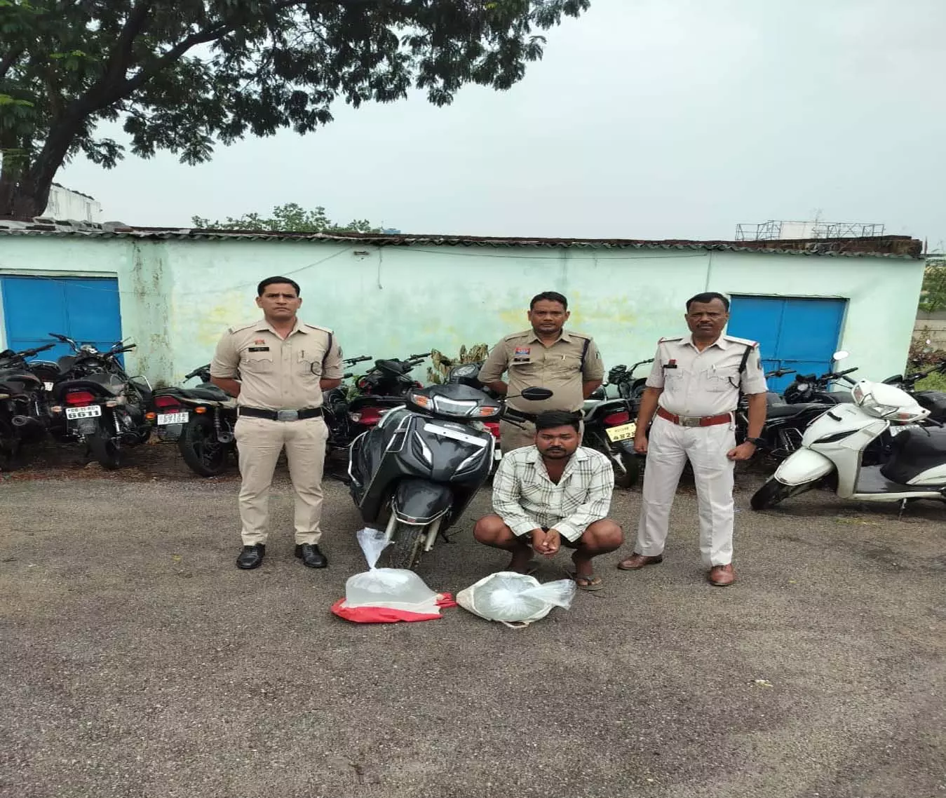 CG: बिना नंबर की स्कूटी से शराब की तस्करी, 20 लीटर महुआ शराब, मोपेड जब्त CG: बिना नंबर की स्कूटी से शराब की तस्करी, 20 लीटर महुआ शराब, मोपेड जब्त