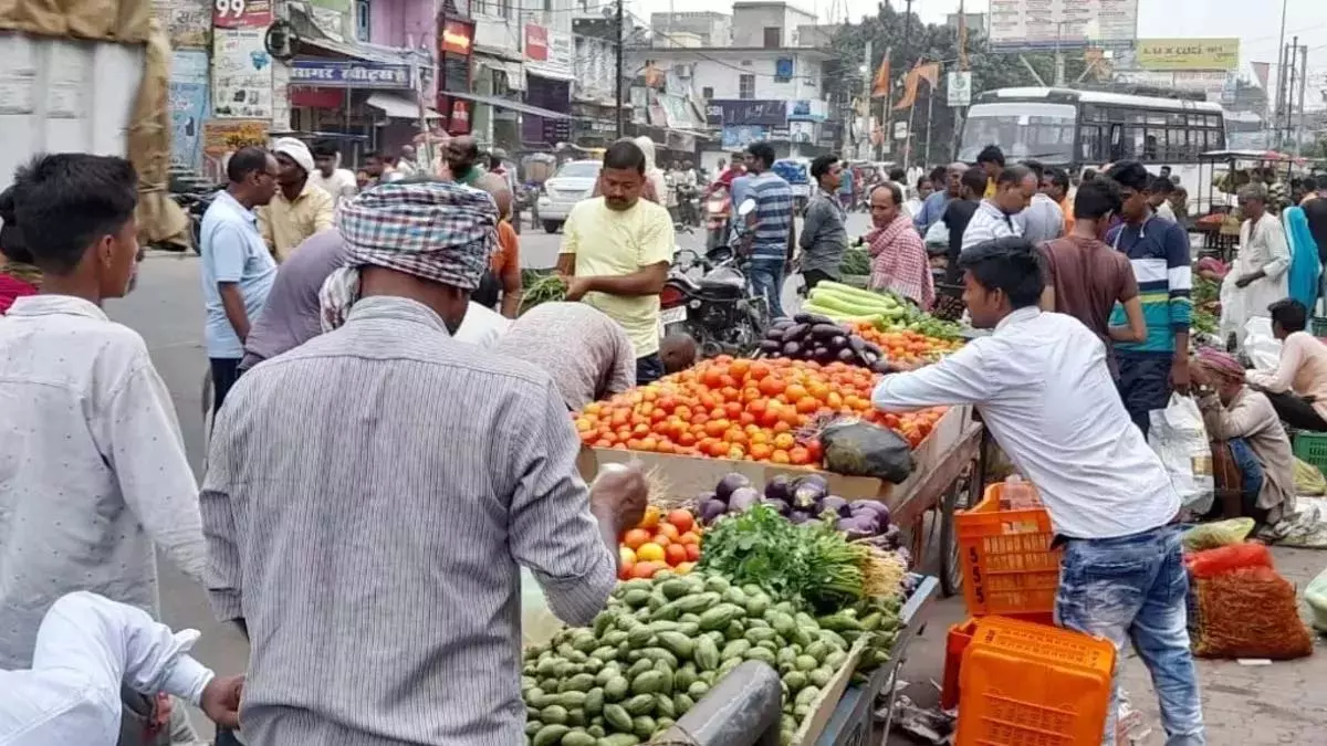 Trilokpuri में फुटपाथ पर अतिक्रमण, लोग सड़क पर चलने को मजबूर Trilokpuri में फुटपाथ पर अतिक्रमण, लोग सड़क पर चलने को मजबूर