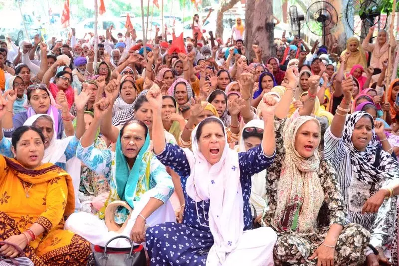 Jalandhar: ग्रामीण श्रमिकों ने तीन दिवसीय विरोध प्रदर्शन शुरू किया Jalandhar: ग्रामीण श्रमिकों ने तीन दिवसीय विरोध प्रदर्शन शुरू किया