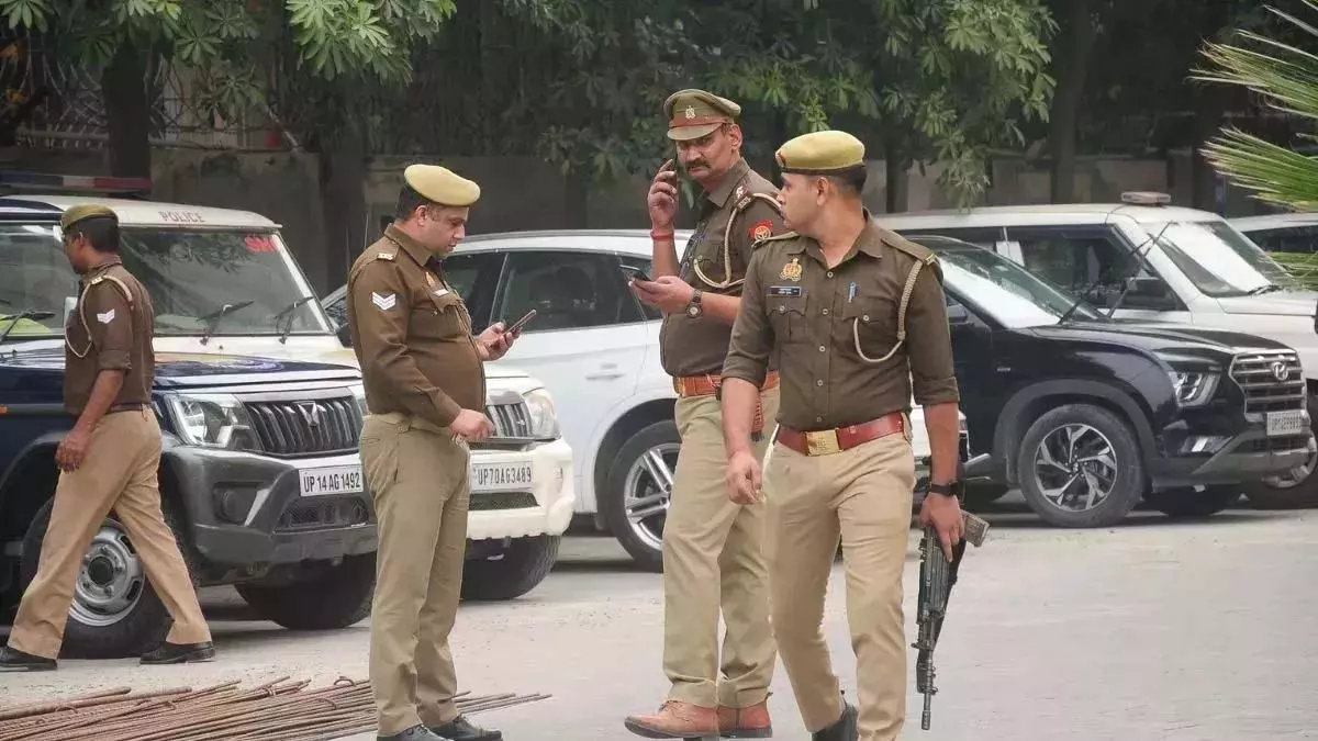 Cyber सेल ने खोला राज, पुलिस ने दिल्ली से हजारों किलोमीटर दूर छापेमारी की, दो आरोपी गिरफ्तार Cyber सेल ने खोला राज, पुलिस ने दिल्ली से हजारों किलोमीटर दूर छापेमारी की, दो आरोपी गिरफ्तार