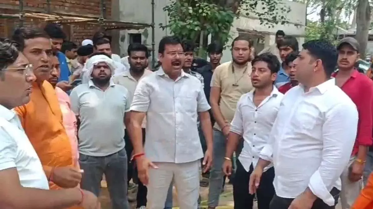 Ghaziabad के नाहल गांव में पसरा सदिया, बाजार में लगातार दूसरे दिन बंद; सिपाही की हत्या के बाद तनाव का माहौल Ghaziabad के नाहल गांव में पसरा सदिया, बाजार में लगातार दूसरे दिन बंद; सिपाही की हत्या के बाद तनाव का माहौल