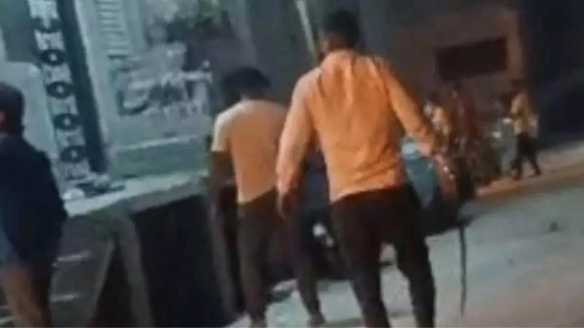Car से बाइक में लगी टक्कर, विवाद में दो दोस्तों ने पड़ोसी पर तलवार से किया हमला Car से बाइक में लगी टक्कर, विवाद में दो दोस्तों ने पड़ोसी पर तलवार से किया हमला