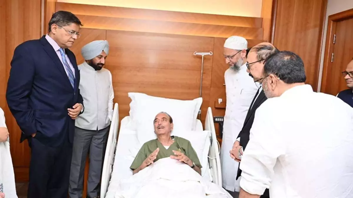 Kuwait में गुलाम नबी आजाद की बिगड़ी तबीयत, सर्वदलीय प्रतिनिधिमंडल के सदस्य मिलने पहुंचे अस्पताल Kuwait में गुलाम नबी आजाद की बिगड़ी तबीयत, सर्वदलीय प्रतिनिधिमंडल के सदस्य मिलने पहुंचे अस्पताल
