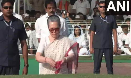 Sonia Gandhi ने पूर्व प्रधानमंत्री जवाहरलाल नेहरू को उनकी 61वीं पुण्यतिथि पर श्रद्धांजलि दी