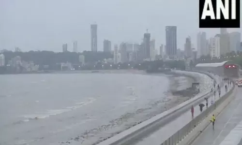 IMD ने हल्की बारिश शुरू होने के साथ ही आसमान में बादल छाए रहने और भारी बारिश जारी रहने का अनुमान लगाया