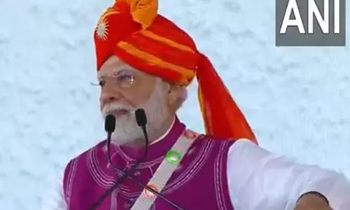 PM Modi ने भुज से 53,400 करोड़ रुपये से अधिक की कई विकास परियोजनाओं का उद्घाटन किया PM Modi ने भुज से 53,400 करोड़ रुपये से अधिक की कई विकास परियोजनाओं का उद्घाटन किया