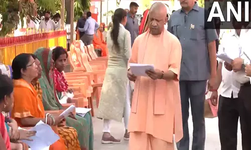 CM Yogi ने गोरखनाथ मंदिर में जनता दर्शन किया