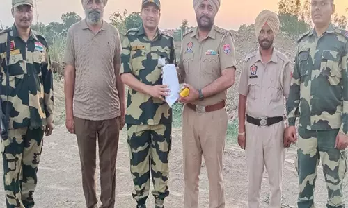 BSF ने पंजाब सीमा से ड्रोन और हेरोइन के तीन पैकेट बरामद किए BSF ने पंजाब सीमा से ड्रोन और हेरोइन के तीन पैकेट बरामद किए