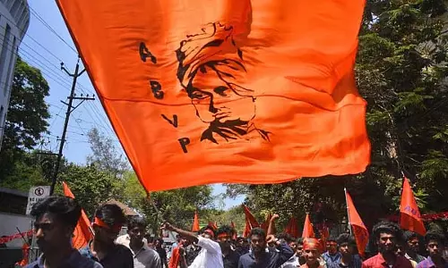 ABVP ने राहुल गांधी और NSUI के खिलाफ किया विरोध मार्च ABVP ने राहुल गांधी और NSUI के खिलाफ किया विरोध मार्च