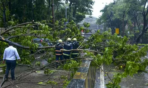 Mumbai के निचले इलाकों में पानी भराव से जनजीवन प्रभावित
