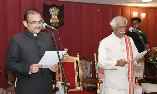 Haryana : पूर्व नौकरशाहों का सूचना आयोग पर नियंत्रण बरकरार Haryana : पूर्व नौकरशाहों का सूचना आयोग पर नियंत्रण बरकरार