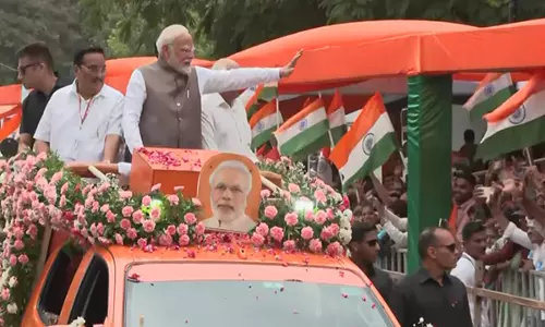प्रधानमंत्री नरेंद्र मोदी ने Gujarat के गांधीनगर में रोड शो किया