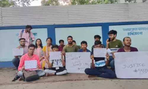 B.Tech सेमेस्टर परीक्षा शुरू होने से ठीक एक दिन पहले एडमिट कार्ड न मिलने पर छात्रों ने किया प्रदर्शन B.Tech सेमेस्टर परीक्षा शुरू होने से ठीक एक दिन पहले एडमिट कार्ड न मिलने पर छात्रों ने किया प्रदर्शन