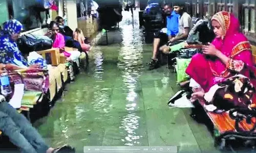 Mumbai: KEM अस्पताल में घुसा बारिश का पानी, मरीजों की सुरक्षा पर सवाल