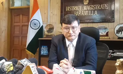 डीसी बारामुल्ला ने जल शक्ति विभाग को नए पानी के टैंकर सौंपे डीसी बारामुल्ला ने जल शक्ति विभाग को नए पानी के टैंकर सौंपे