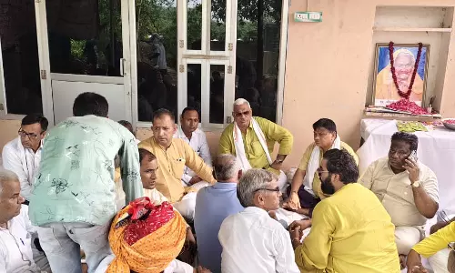 Jaipur: जवाहर सिंह बेढम ने खिंची परिवार को दी सांत्वना, जताया गहरा शोक Jaipur: जवाहर सिंह बेढम ने खिंची परिवार को दी सांत्वना, जताया गहरा शोक