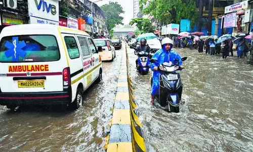 South Mumbai में भरा पानी, सड़कों पर उतरी BMC की नाकामी