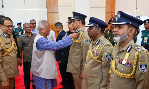 Bangladesh में बिगड़ते राजनीतिक संकट के बीच लोकतंत्र की बहाली की मांग तेज