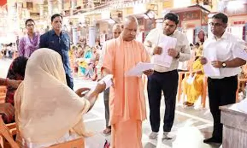 Gorakhpur: आम जनता की समस्याओं का निपटारा संवेदनशीलता से करें अधिकारी: सीएम योगी Gorakhpur: आम जनता की समस्याओं का निपटारा संवेदनशीलता से करें अधिकारी: सीएम योगी