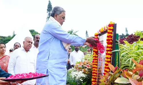 Karnataka CM ने जवाहरलाल नेहरू को उनकी 61वीं पुण्यतिथि पर पुष्पांजलि अर्पित की Karnataka CM ने जवाहरलाल नेहरू को उनकी 61वीं पुण्यतिथि पर पुष्पांजलि अर्पित की
