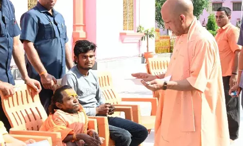 Gorakhpur: कन्नौज के दिव्यांग पुजारी गोपालदास ने मुख्यमंत्री योगी से की मुलाकात Gorakhpur: कन्नौज के दिव्यांग पुजारी गोपालदास ने मुख्यमंत्री योगी से की मुलाकात