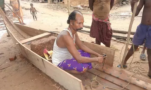 Kendrapara में व्यापार में 70 प्रतिशत की गिरावट के कारण सदियों पुरानी लकड़ी की नाव खतरे में