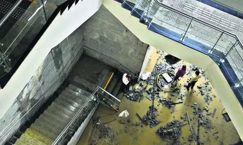 Mumbai: पहली बारिश में भूमिगत मेट्रो 3 स्टेशन पर बाढ़
